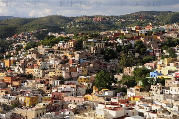 Mexico, Bajio, Guanajuato, City view of housing spread across hillside to distance. Photo : Nick Bonetti