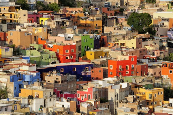 Mexico, Bajio, Guanajuato, Elevated view over colourful housing with flat rooftops. Photo : Nick Bonetti