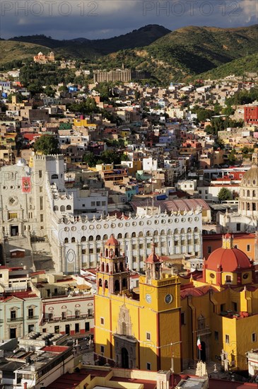 Mexico, Bajio, Guanajuato, Elevated view of Basilica and university building with barrios on hillside beyond from panaoramic viewpoint. Photo : Nick Bonetti