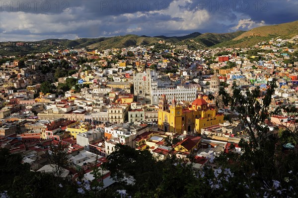 Mexico, Bajio, Guanajuato, Cityscape from panoramic viewpoint. Photo : Nick Bonetti