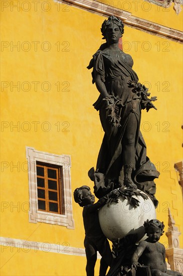 Mexico, Bajio, Guanajuato, Belle Epoque statue of Peace in Plaza de la Paz the Plaza of Peace also known as Plaza Mayor. With yellow exterior wall of Basilica Colegiata de Nuestra Senora de Guanajuato behind. Photo : Nick Bonetti