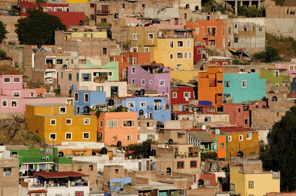 Mexico, Bajio, Guanajuato, View over brightly coloured houses spread out over hillside. Photo : Nick Bonetti