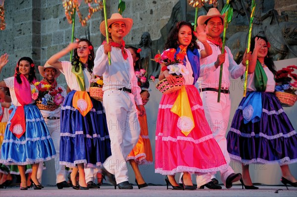 Mexico, Jalisco, Guadalajara, Plaza Tapatia Folkloric dancers from Guerrero State wearing brightly coloured costume performing at carnival.. Photo : Nick Bonetti