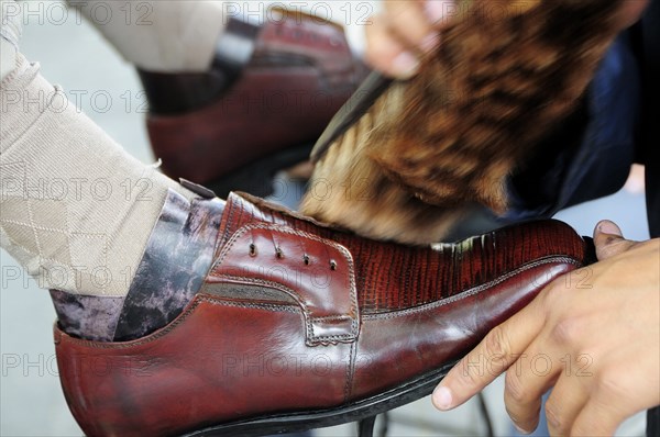 Mexico, Jalisco, Guadalajara, Plaza de la Liberacion Cropped view of shoe shine at work.. Photo : Nick Bonetti