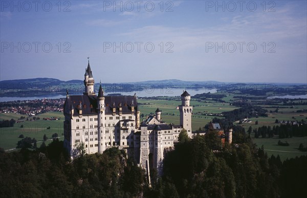 Germany, Bayern, Allgau, Fussen. Schloss Neuschwanstein Castle with Forggensee Lake in the backround. Built in 1869-86 for King Ludwig II. Photo : Bryan Pickering