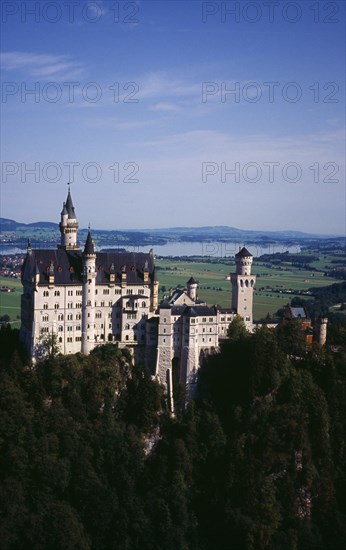 Germany, Bayern, Allgau, Fussen. Schloss Neuschwanstein Castle with Forggensee Lake in the backround. Built in 1869-86 for King Ludwig II. Photo : Bryan Pickering