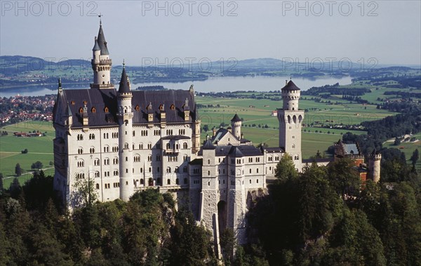 Germany, Bayern, Allgau, Fussen. Schloss Neuschwanstein Castle with Forggensee Lake in the backround. Built in 1869-86 for King Ludwig II. Photo : Bryan Pickering