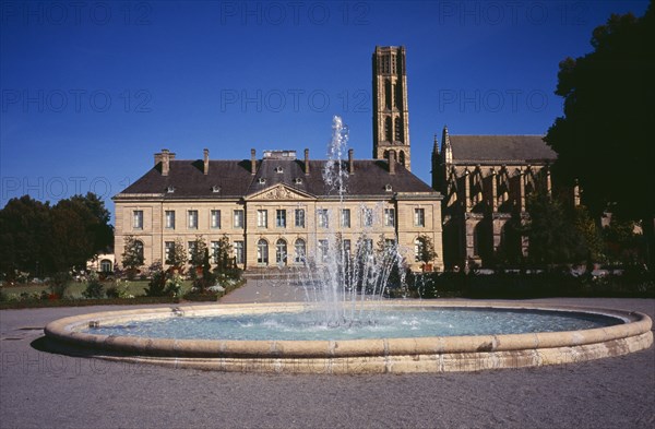 France, Haute Vienne, Limoges, Musee Municipal de L Eveche with Cathedral gardens on the right and fountain in the foreground. Photo : Bryan Pickering