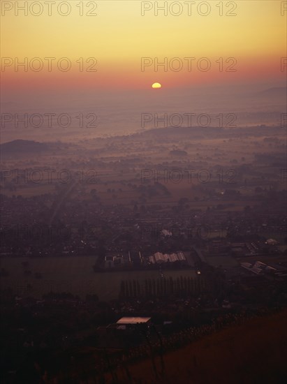 England, Worcestershire, Great Malvern, Sunrise over Great Malvern from Worcester Beacon. Photo : Bryan Pickering