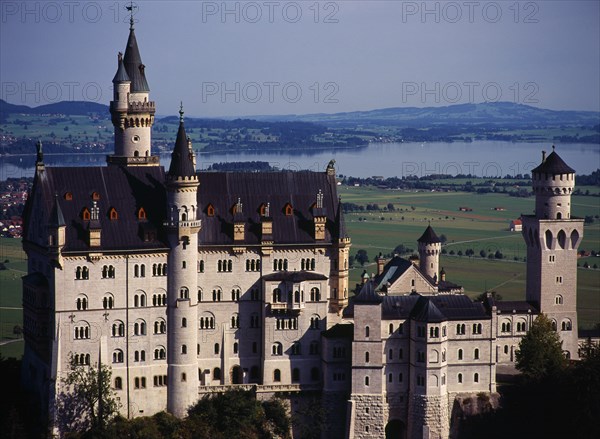 Germany, Bayern, Schwangau, Neuschwanstein castle built 1869-86 for King Ludwig II with Forggensee in background. Photo : Bryan Pickering