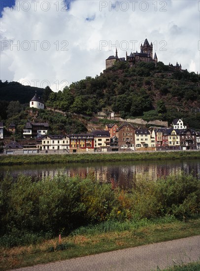 Germany, Rheinland-Pfalz, Cochem, Town overlooked by castle of the banks of the River Mosel. Photo : Bryan Pickering
