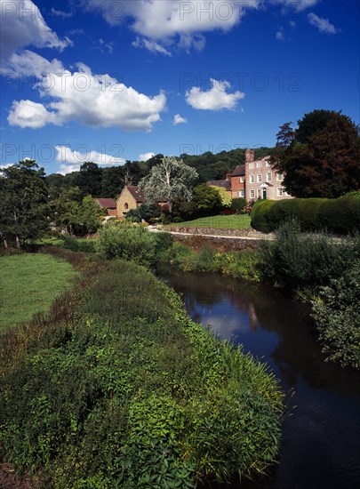 England, Hereford, Mordiford, House and gardens overlooking the River Lugg at Mordiford village in Springtime. Photo : Bryan Pickering