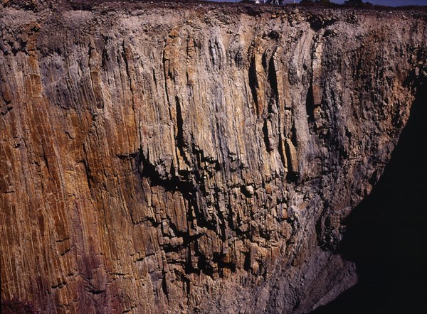 France, Bretagne, Finistere, Crozon Peninsula. Sea cliffs showing vertical layering.. Photo : Bryan Pickering