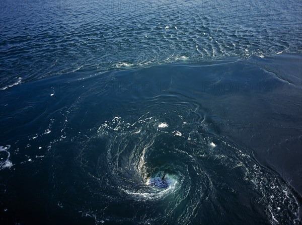 France, Bretagne, Barrage de la Rance, Rance Tidal Power Station. Whirlpool caused by tidal water flowing down through electricity generators beneath the dam. Photo : Bryan Pickering