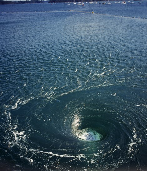 France, Bretagne, Barrage de la Rance, Rance Tidal Power Station. Whirlpool caused by tidal water flowing down through electricity generators beneath the dam. Photo : Bryan Pickering