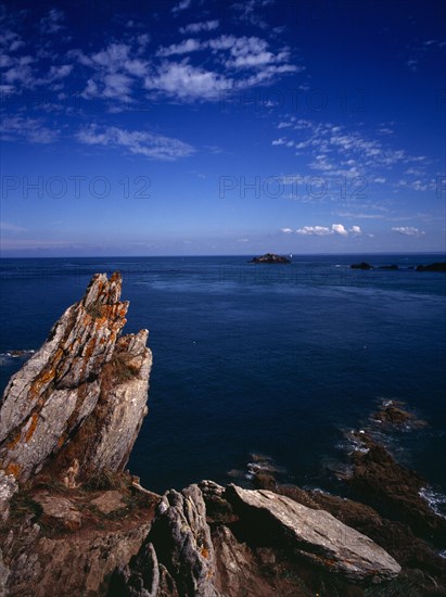 France, Bretagne, Cote d'Emeraude, Pointe du Grouin. Coastal cliffs and islets.. Photo : Bryan Pickering