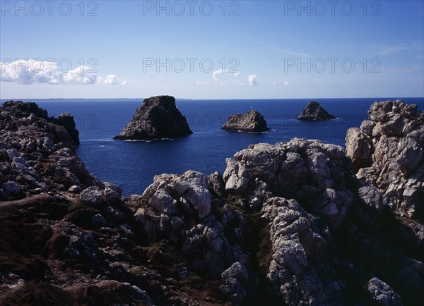 France, Bretagne, Crozon Peninsula, Pointe de Penhir. Seacliffs and offshore rocks.
Les Tas de pois.
Photo : Bryan Pickering