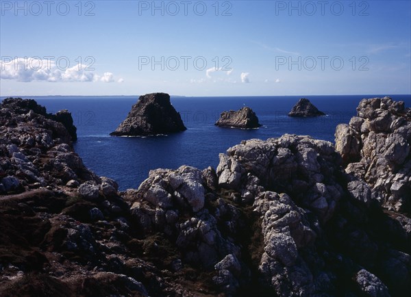 France, Bretagne, Presqu'ile de Crozon, Pointe de Penhir, les Tas de Pois. Seacliffs and offshore rocks.
Photo : Bryan Pickering