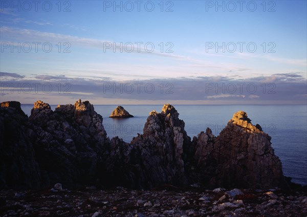 France, Bretagne, Crozon Peninsula, Pointe de Penhir. Seacliffs and offshore rocks.
Les Tas de pois.
Photo : Bryan Pickering