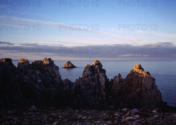 France, Bretagne, Presqu'ile de Crozon, Pointe de Penhir, les Tas de Pois. Seacliffs and offshore rocks.
Photo : Bryan Pickering