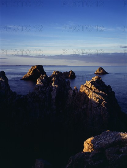 France, Bretagne, Presqu'ile de Crozon, Pointe de Penhir, les Tas de Pois. Seacliffs and offshore rocks.
Photo : Bryan Pickering
