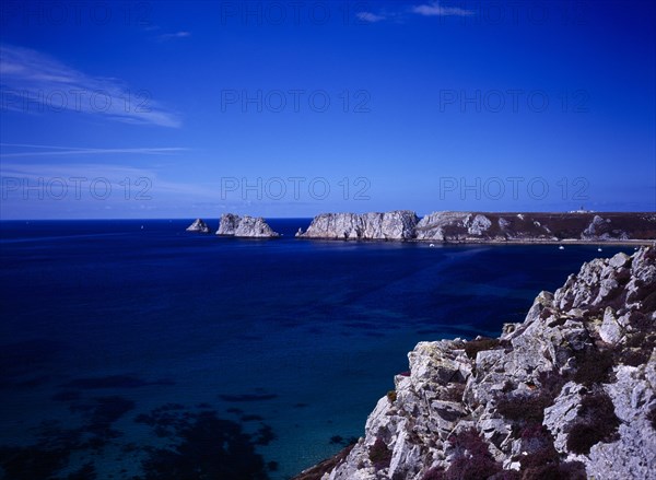 France, Bretagne, Presqu'ile de Crozon, Pointe de Penhir, les Tas de Pois. Seacliffs and offshore rocks.
Photo : Bryan Pickering