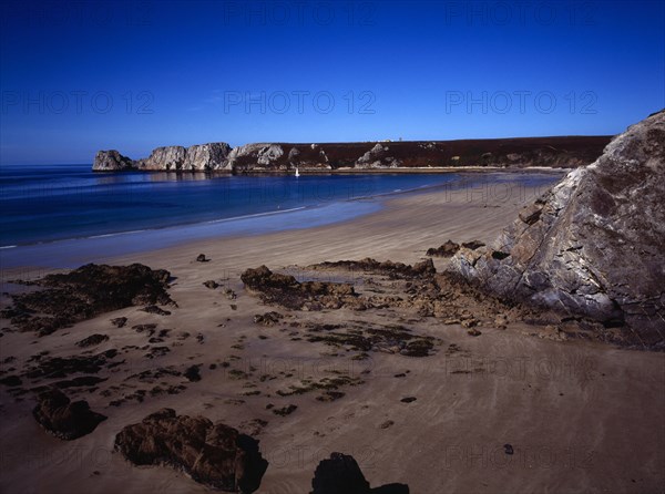 France, Bretagne, Crozon Peninsula, Pointe de Penhir from above Veryach Beach with rocky foreshore in foreground.. Photo : Bryan Pickering