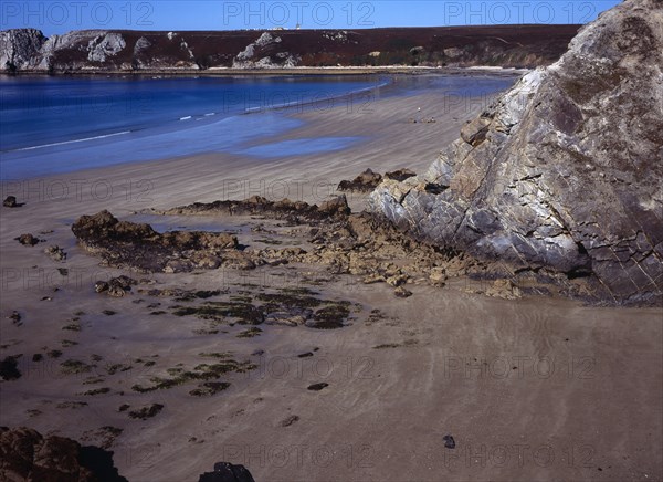 France, Bretagne, Crozon Peninsula, Pointe de Penhir from above Veryach Beach with rocky foreshore in foreground.. Photo : Bryan Pickering