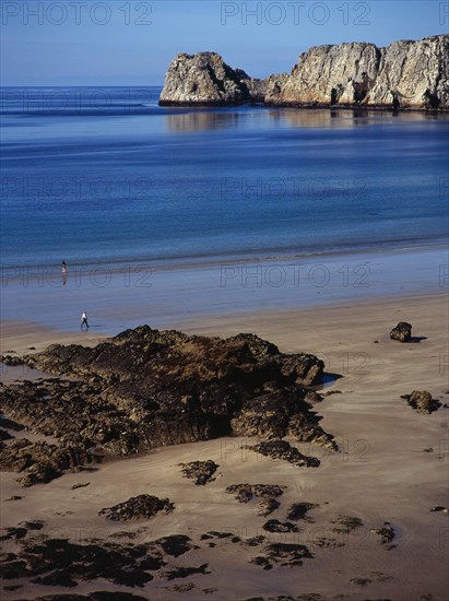 France, Bretagne, Crozon Peninsula, Pointe de Penhir from above Veryach Beach with rocky foreshore in foreground.. Photo : Bryan Pickering