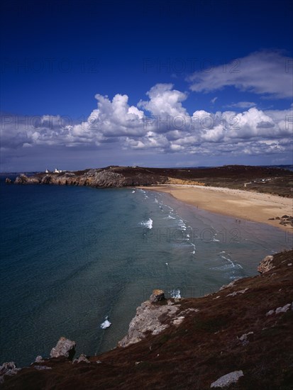 France, Bretagne, Crozon Peninsula, South west facing beach and Pointe du Toulinguet with lighthouse on clifftop beyond.. Photo : Bryan Pickering