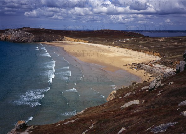France, Bretagne, Crozon Peninsula, South west facing beach and Pointe du Toulinguet with rocky coastline. Photo : Bryan Pickering