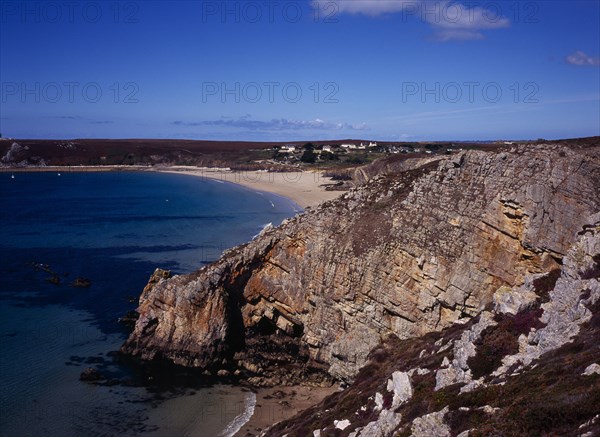 France, Bretagne, Crozon Peninsula, View from Pointe de la Tavelle over Veryach Beach and sea cliffs. Photo : Bryan Pickering