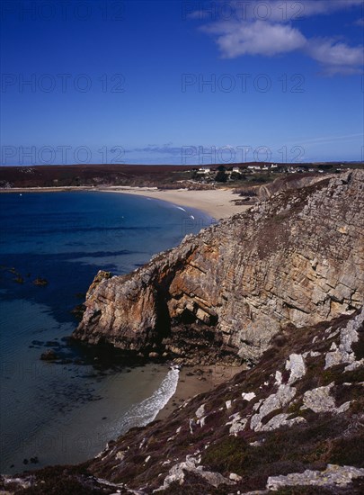 France, Bretagne, Crozon Peninsula, View from Pointe de la Tavelle over Veryach Beach and sea cliffs. Photo : Bryan Pickering