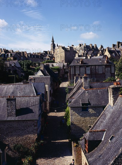 France, Bretagne, Cotes d Armor, Dinan. View from castle ramparts over Rue du Jerzual in medieval market town. Photo : Bryan Pickering