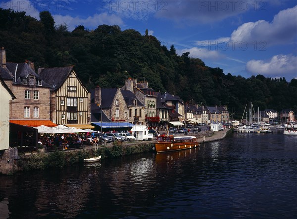 France, Bretagne, Cotes d Armor, Medieval market town of Dinan with houses and restaurants overlooking boat moorings on the River Rance.. Photo : Bryan Pickering