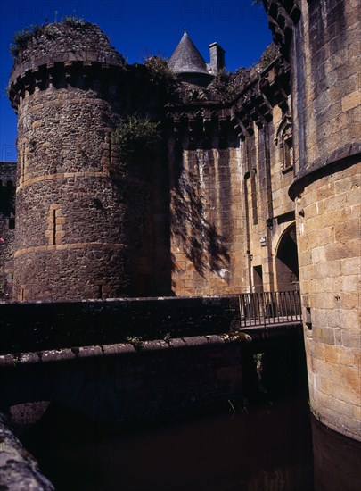France, Bretagne, Ille-et-Vilaine, Fougeres. Defensive walls and turrets of the chateau dating from 11th to 15th century. Photo : Bryan Pickering