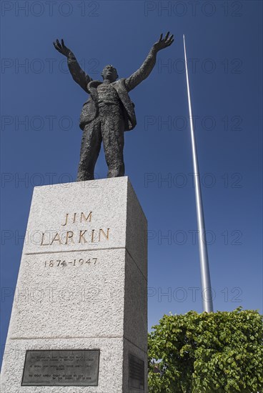 Ireland, Dublin, Jim Larkin and the Spire in OConnell Street. Photo : Hugh Rooney