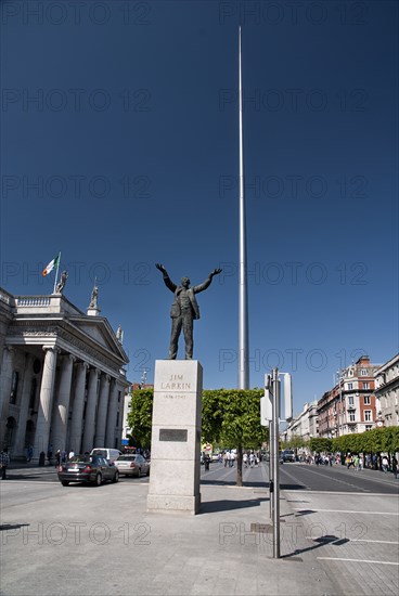 Ireland, Dublin, Jim Larkin and the Spire in OConnell Street with General Post Office on the left. Photo : Hugh Rooney