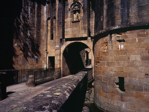 France, Bretagne, Ille-et-Vilaine, Fougeres. Defensive walls and towers of the chateau gateway. Photo : Bryan Pickering