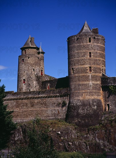 France, Bretagne, Ille-et-Vilaine, Fougeres. Defensive walls and towers of the chateau dating from 11th to15th centuries. Photo : Bryan Pickering
