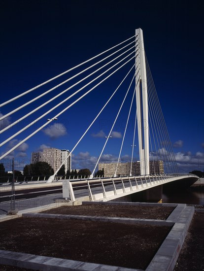 France, Pays de la Loire, Loire-Atlantique, Nantes. The Eric Tabarly suspension bridge across the River Loire. Named after French yachtsman and Legion d honneur recipient. Opened 2011. Photo : Bryan Pickering