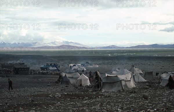 China, Tibet, Kalash, View over pilgrim tents camped in the semi desert. Photo : JONATHAN HOPE