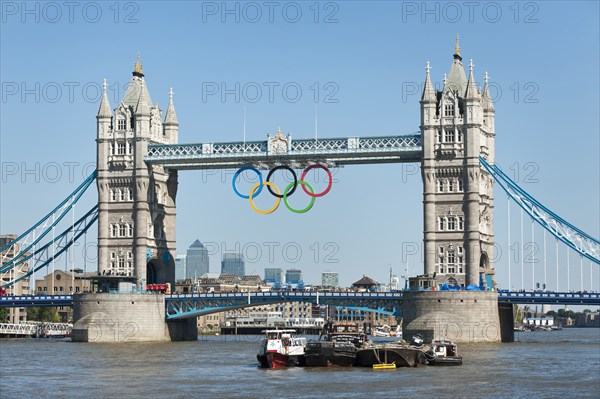 England, London, The Olympic rings suspended from the gantry of Londons Tower Bridge celebrate the 2012 games. Tower bridge is a combined bascule and suspension bridge and was completed in 1894. Photo : Paul Tomlins