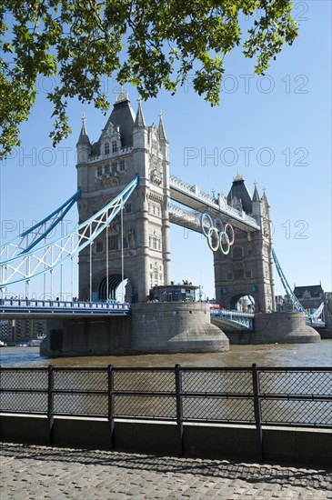 England, London, The Olympic rings suspended from the gantry of Londons Tower Bridge celebrate the 2012 games. Tower bridge is a combined bascule and suspension bridge and was completed in 1894. Photo : Paul Tomlins