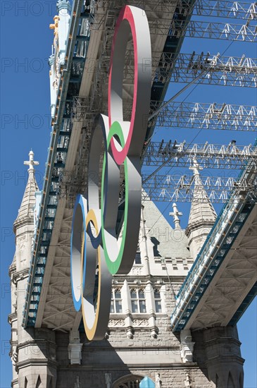 England, London, The Olympic rings suspended from the gantry of Londons Tower Bridge celebrate the 2012 games. Tower bridge is a combined bascule and suspension bridge and was completed in 1894. Photo : Paul Tomlins