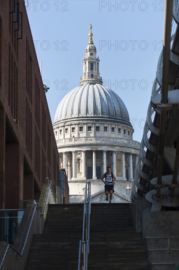 England, London, Ludgate Hill The dome of St Pauls Cathedral. Photo : Paul Tomlins