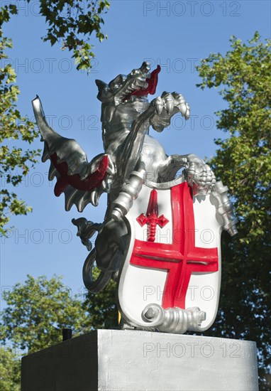 England, London, Embankment A dragon representing part of the armorial bearings of the Corporation of the City of London marking the western boundary of the City. Photo : Paul Tomlins