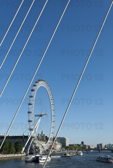 England, London, London Eye at the Millennium Pier seen through the supports of Hungerford bridge. Photo : Paul Tomlins