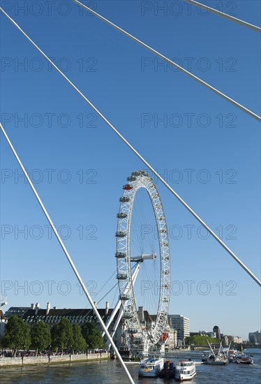 England, London, London Eye at the Millennium Pier seen through the supports of Hungerford bridge. Photo : Paul Tomlins