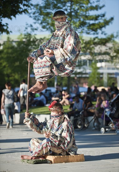 England, London, Jubilee Gardens Levitation trick being performed by street artist. Photo : Paul Tomlins